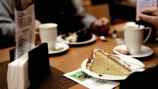 tassen koffie en taart op een tafel 