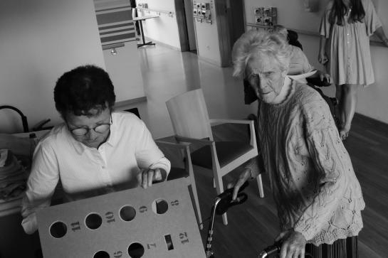 Een vrijwilliger helpt op een activiteit in het WZC