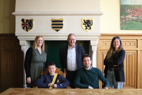Foto van Lowie, leerling van Klavertje vier Esen die stage liep bij het lokaal bestuur en de burgemeester.
